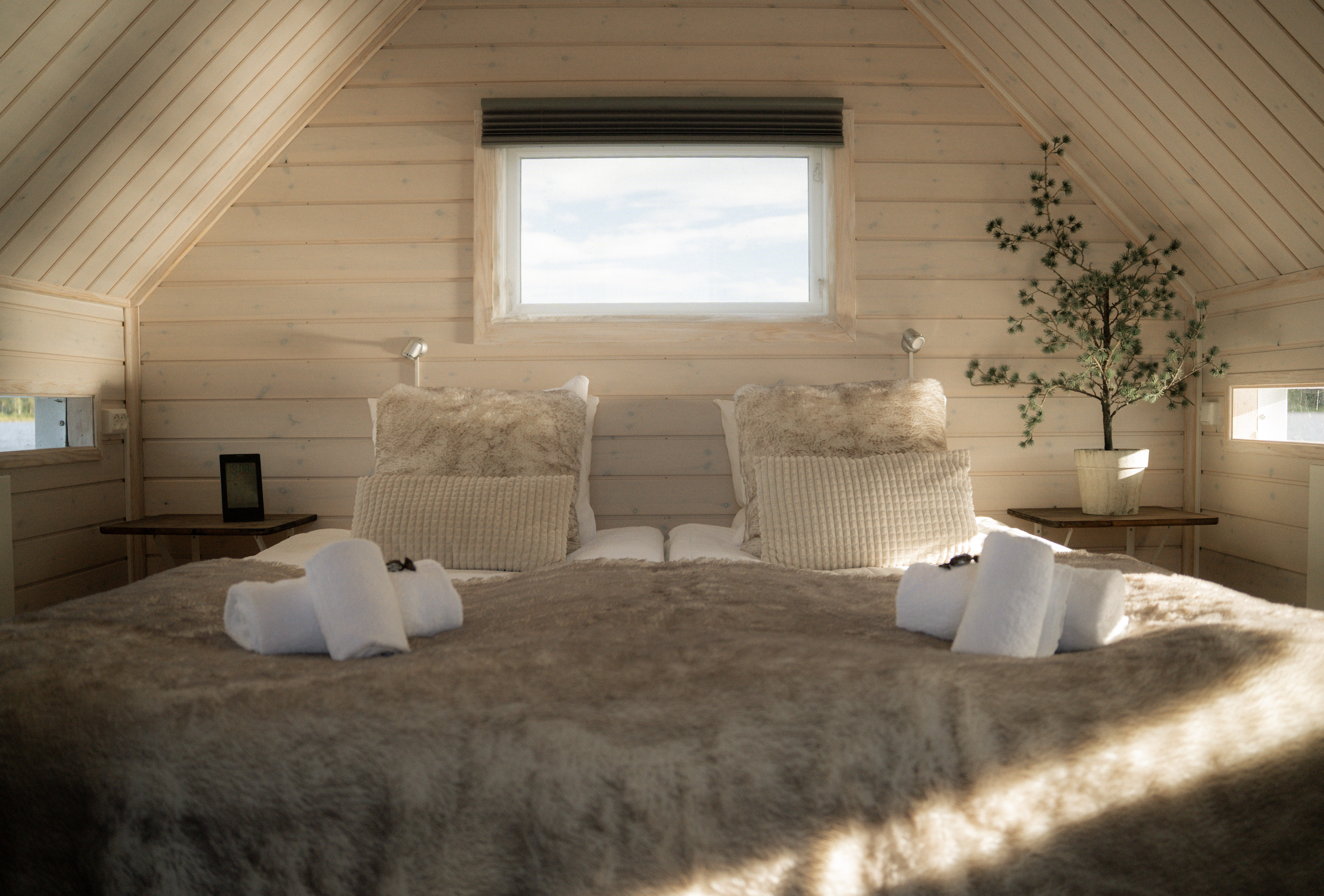 Dubbelsäng med fäll och kuddar i det flytande hotellrummet