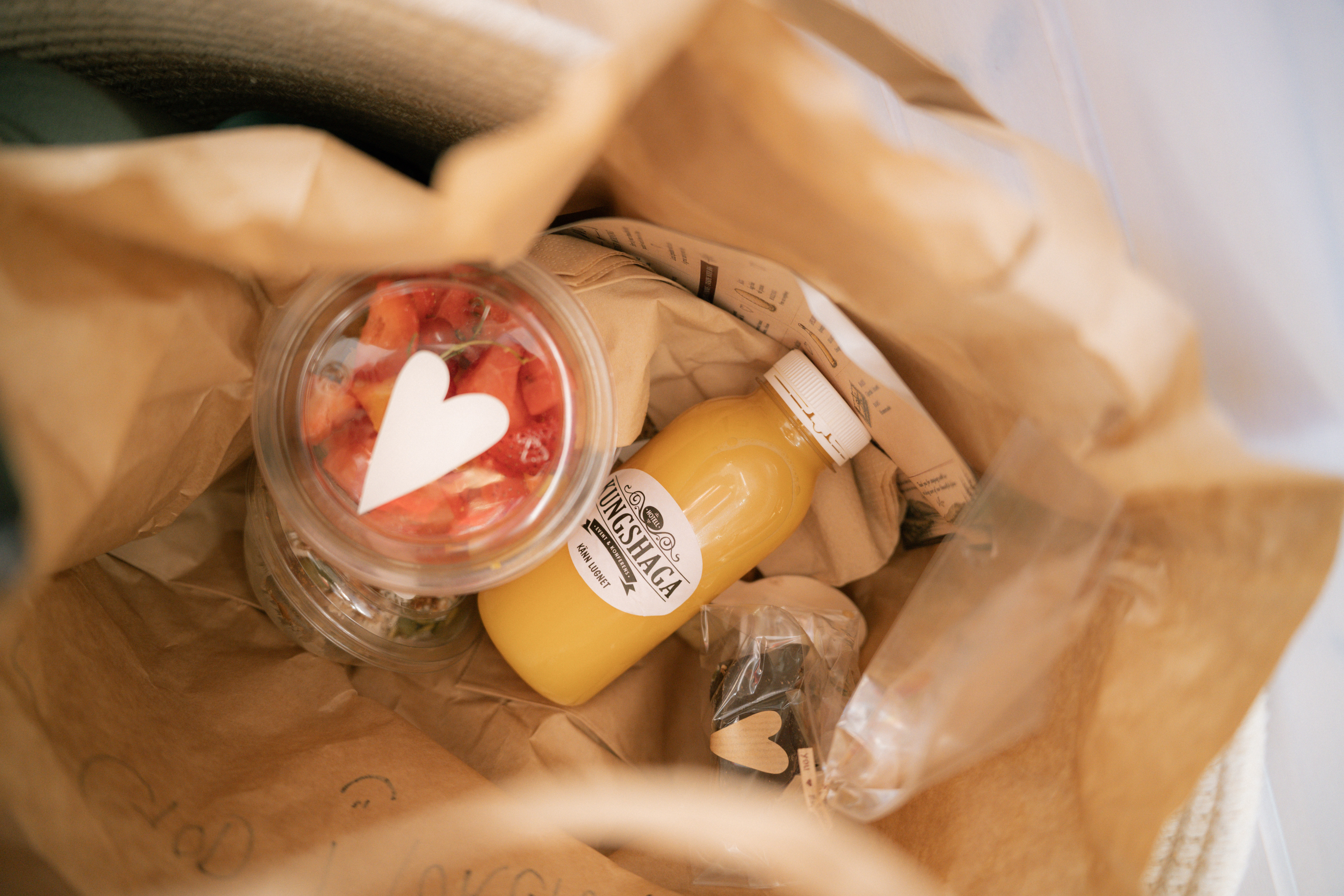 Frukostpåse med juice, frukt och hembakat bröd