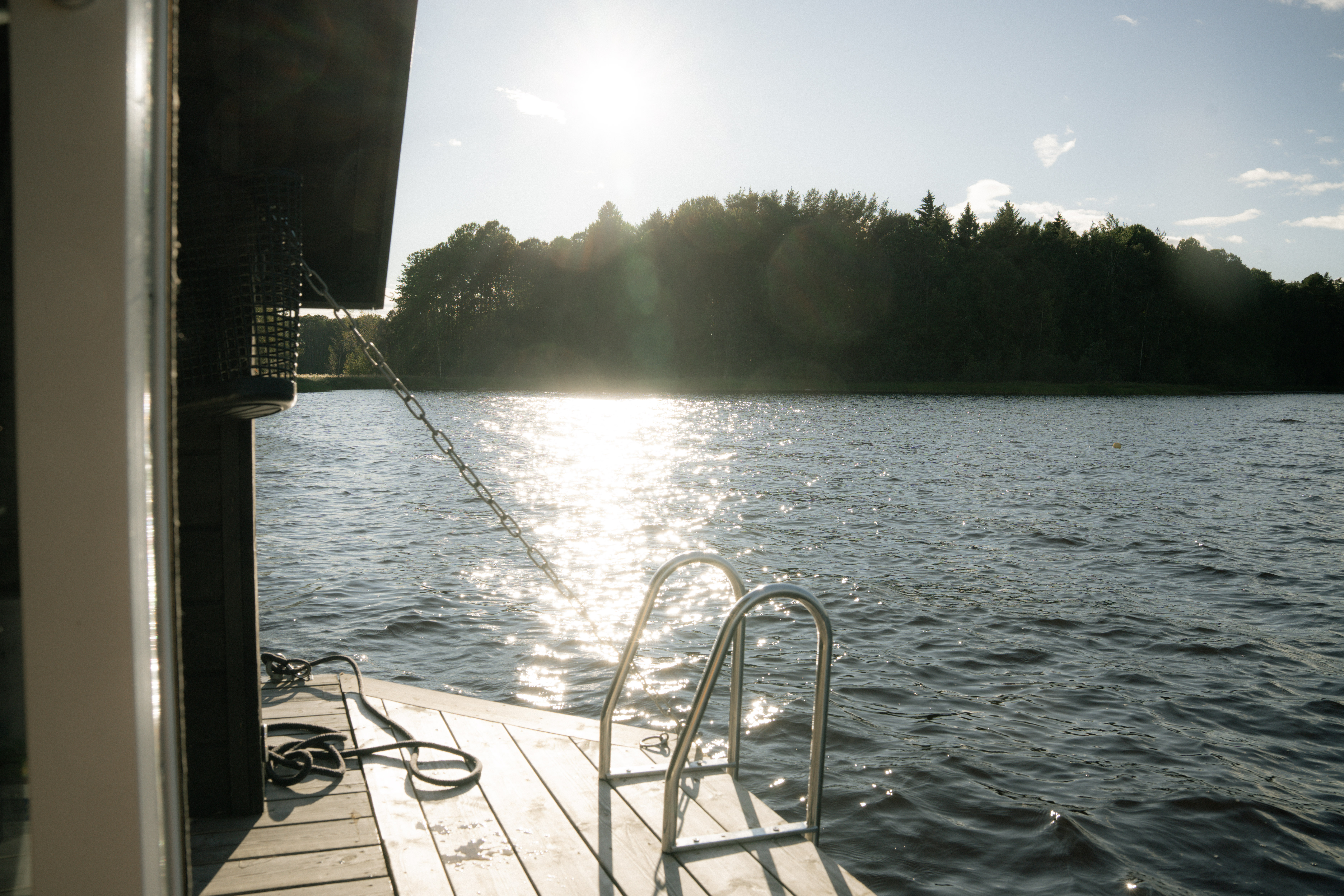 Badstege från altanen ner i Orsasjön i kvällssol